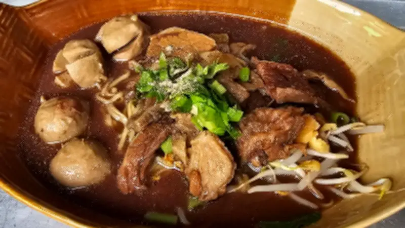 ป้าหวาด ก๋วยเตี๋ยวเนื้อเปื่อยเตาถ่าน สูตรโบราณเมืองกำแพงเพชร ขายดีทุกวัน