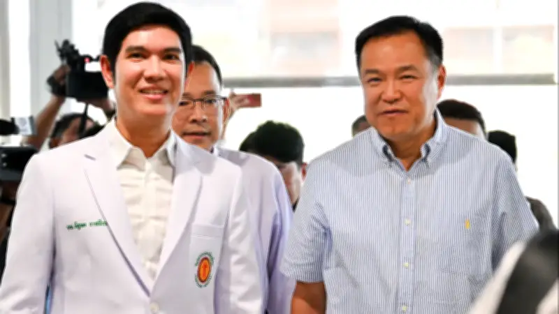 นายกฯ อนุทิน เยี่ยมผู้บาดเจ็บเหตุรถไฟชนรถเมล์ ที่รพ.คามิลเลียน