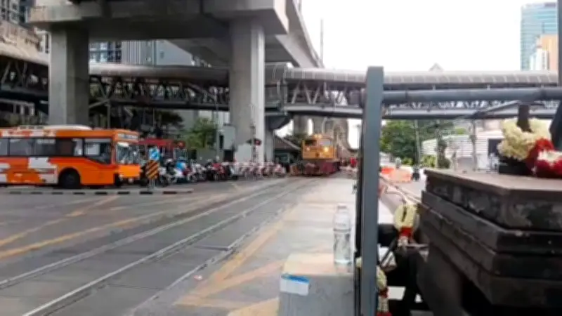 หลังเหตุรถไฟชนรถเมล์ เปิดจราจรปกติ ประชาชนส่วนใหญ่ไม่กล้าล้ำเส้น
