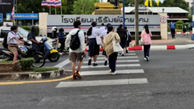 เปิดเทอมวันแรกคึกคัก ผู้ปกครองส่งบุตรหลานตั้งแต่เช้า บางพื้นที่ฝนตกหนัก