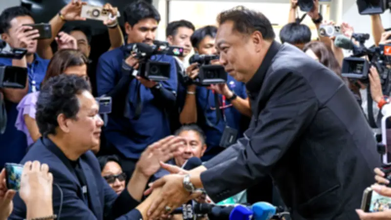 ประวัติ "สุชาติ ชมกลิ่น" เดินชนนักข่าว บอกรู้จักน้อยไป ก่อนไหว้ขอโทษ