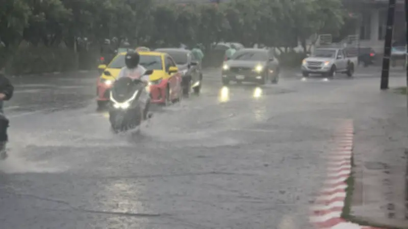 ฝนถล่มภูเก็ตหนัก น้ำท่วมขังหลายจุด ผู้ว่าฯ สั่งขุดเปิดทางน้ำด่วน