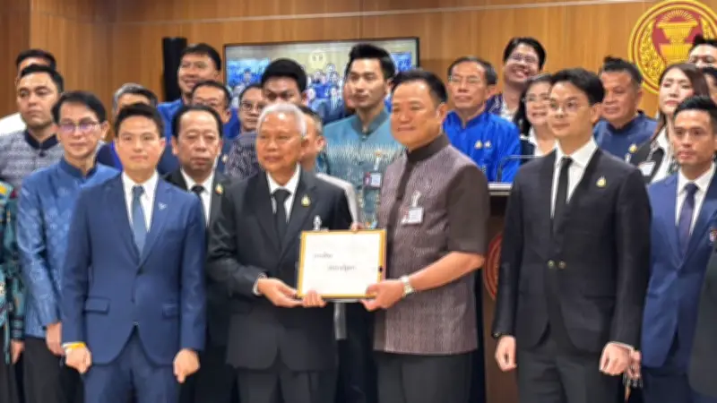 “อนุทิน” นำทีมภูมิใจไทยยื่นร่างแก้ รธน. โต้ข้อหาไม่จริงใจ
