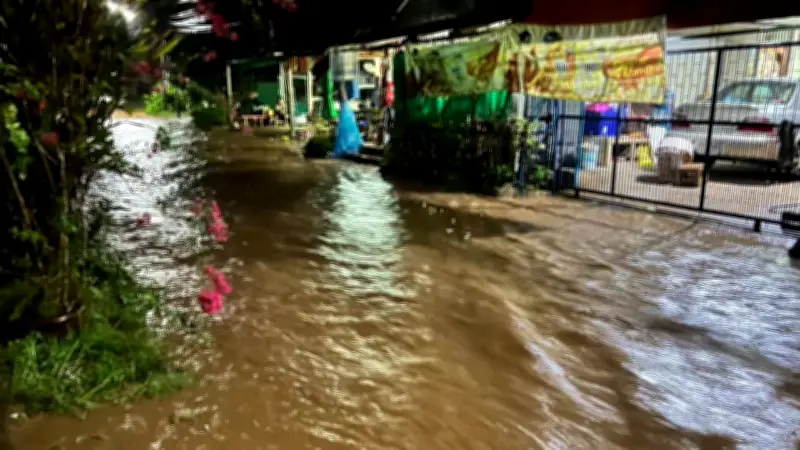 ฝนถล่มเพชรบูรณ์ น้ำป่าเขาสันตาเพียทะลักท่วมหมู่บ้านรอบสอง