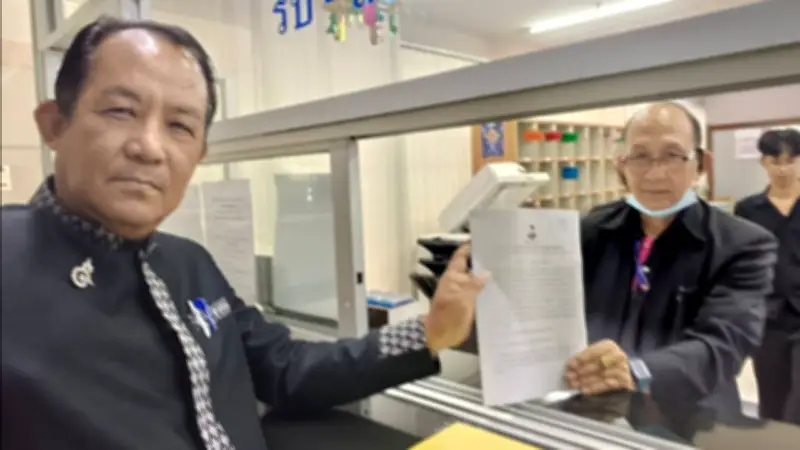 "ศรีสุวรรณ" ยื่น กกต. สอบยุบพรรคประชาชน ปมโพสต์ซัดองคมนตรี