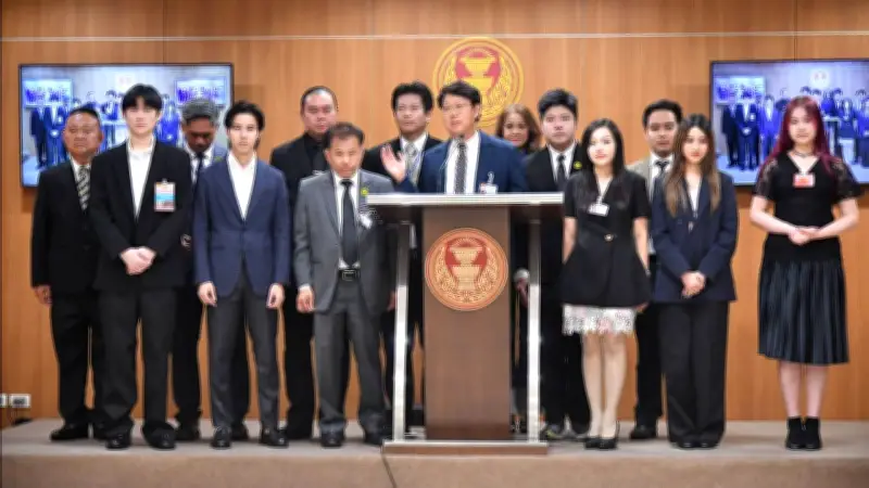 “คริส” นำทีมสมาชิกพรรคเศรษฐกิจ ประกาศจุดยืนพรรครัฐบาลฝ่ายตรวจสอบ