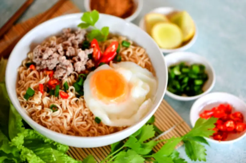 วิธีกินบะหมี่กึ่งสำเร็จรูปให้เฮลตี้ ลดโซเดียม ไม่ทำร้ายสุขภาพ