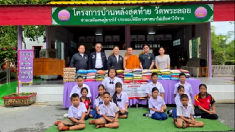 วราวุธ กราบเจ้าอาวาสวัดพระลอย หนุนโครงการบ้านหลังสุดท้ายช่วยผู้ยากไร้