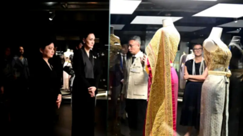 ศุภจี เยือนปารีส ตรวจนิทรรศการราชพัสตราสู่สากล โชว์ผ้าไทย