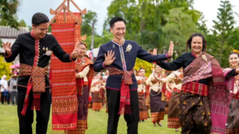 "ยศชนัน" ควงครอบครัวแต่งผ้าไหมแพรวา เปิดงานบุญบั้งไฟกาฬสินธุ์