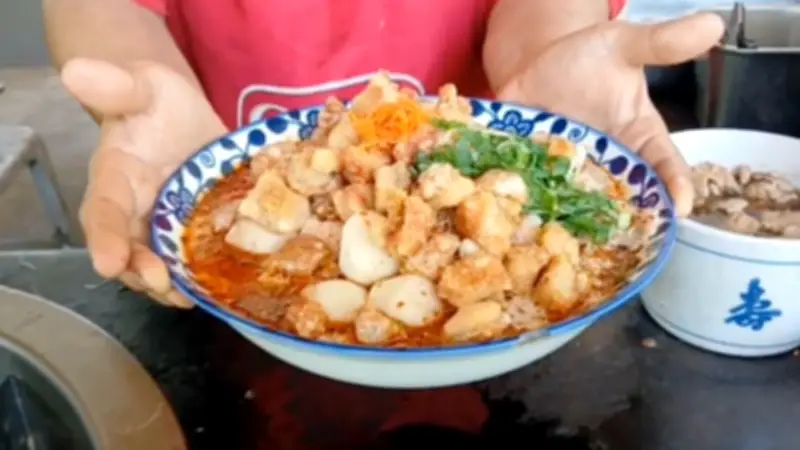 ก๋วยเตี๋ยวเตาฟืน by เจ๊หมี เมนูเด็ดกากหมูล้นชาม ไวรัล TikTok
