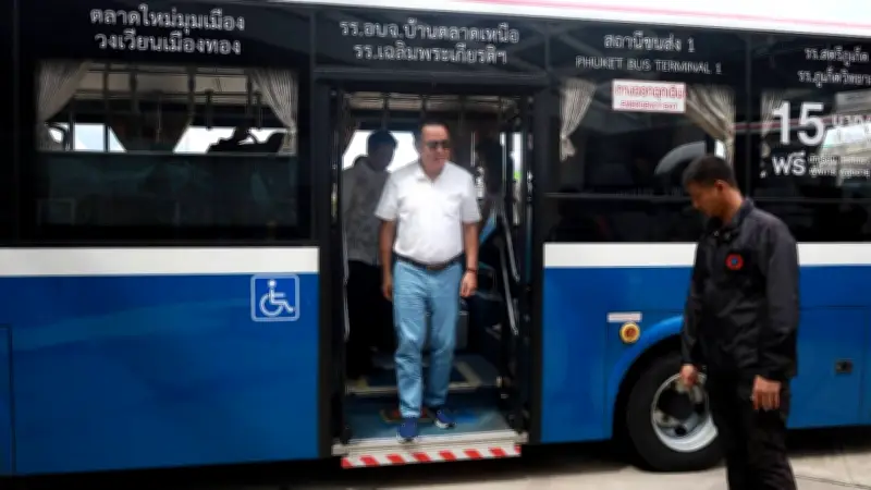 อนุทินนั่งรถ EV Smart Bus ไปสนามบินภูเก็ต รณรงค์ใช้ Carpool ลดพลังงาน