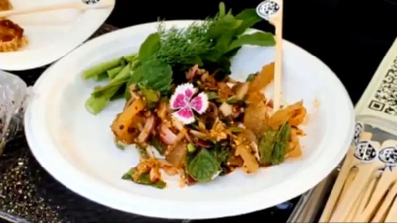 "ลาบส้มหนังวัว" เมนูหากินยากจากร้าน FRET ปราจีนบุรี ปลุกกระแสอาหารพื้นบ้าน