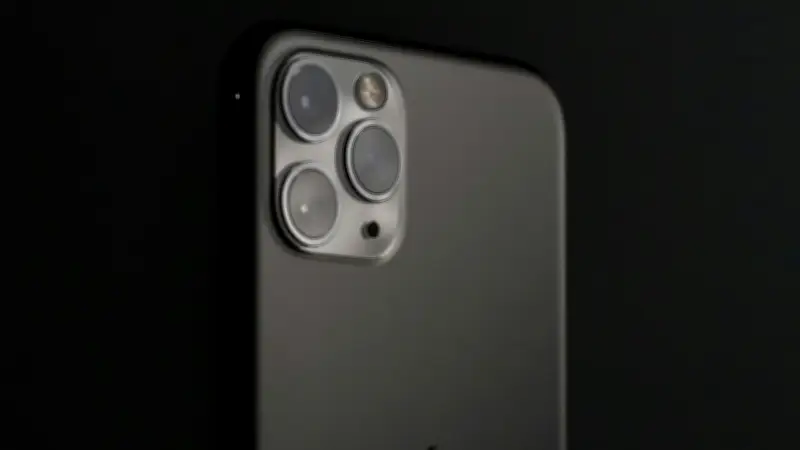 เผยดีไซน์ iPhone ครบ 20 ปี ใช้ Liquid Glass พรางขอบจอให้หายไป