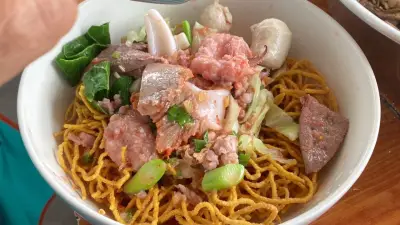 ร้านก๋วยเตี๋ยวเจ้ภี อูมามิน้ำซุปเครื่องเทศเด่นกลางหมู่บ้านหนองสถิต