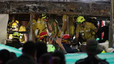 กู้ภัยเผยสภาพผู้เสียชีวิตบนรถเมล์ หลังรถไฟชน ประตูฉุกเฉินถูกเปิด