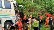 กระบะชนเสาไฟหักโค่นติดใต้ท้องรถ 18 ล้อ รถทัวร์เบรกไม่ทันเสยท้ายเจ็บ 32 ราย