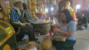 สาวพาแม่ทำบุญ ถูกรางวัลที่ 2 นำรถวีลแชร์ 19 คันแก้บนตาทองงิ้วราย