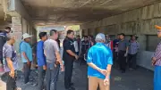 ปทุมธานี ชาวบ้านร้องผู้รับเหมาทิ้งงาน ขุดถนนใต้สะพาน 6 ทิ้งไว้เป็นหลุมบ่อ