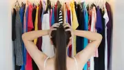 7 วิธีกำจัดกลิ่นอับในตู้เสื้อผ้า เปลี่ยนกลิ่นชื้นให้หอมสดชื่น
