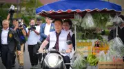 นายกฯ ควงศุภจีซ้อนมอเตอร์ไซค์พุ่มพวงรอบทำเนียบ ดันโครงการไทยช่วยไทย