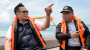 นายกฯ อนุทินนั่งสปีดโบตถึงเกาะพะงัน ปชช.ถือป้ายต้อนรับ