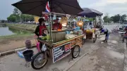 ชวนชิลสตรีทฟู้ดสุโขทัย เช็กอินตลาดรถไสริมสระ ดูพระอาทิตย์ตกฟินผัดไทย