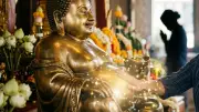 เปิดตำราสายมู ลูบท้องพระสังกัจจายน์ วนแบบไหนดีสุด เสริมโชคทันใจ
