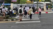 เปิดเทอมวันแรกคึกคัก ผู้ปกครองส่งบุตรหลานตั้งแต่เช้า บางพื้นที่ฝนตกหนัก