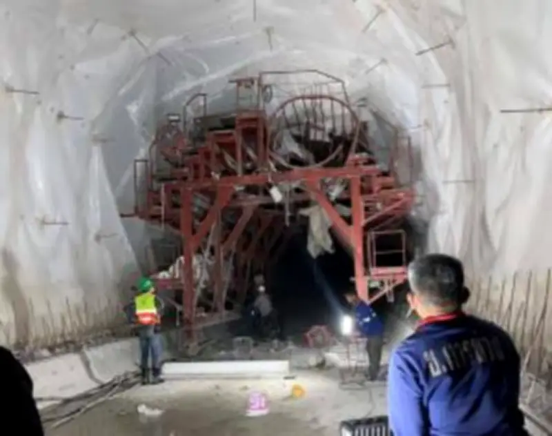รถพ่วง 18 ล้อเสียหลักพุ่งชนร้านข้าวต้มหน้าโรงเรียนพัทลุง เสียชีวิต 2 เจ็บ 3