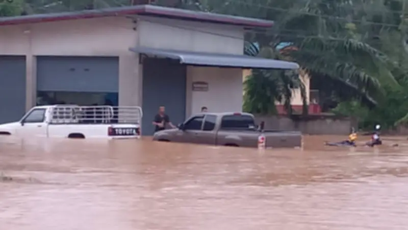 ปภ.เตือนฝนตกหนักน้ำคลองกลางล้นตลิ่ง เสี่ยงท่วม 2 อำเภอในกระบี่