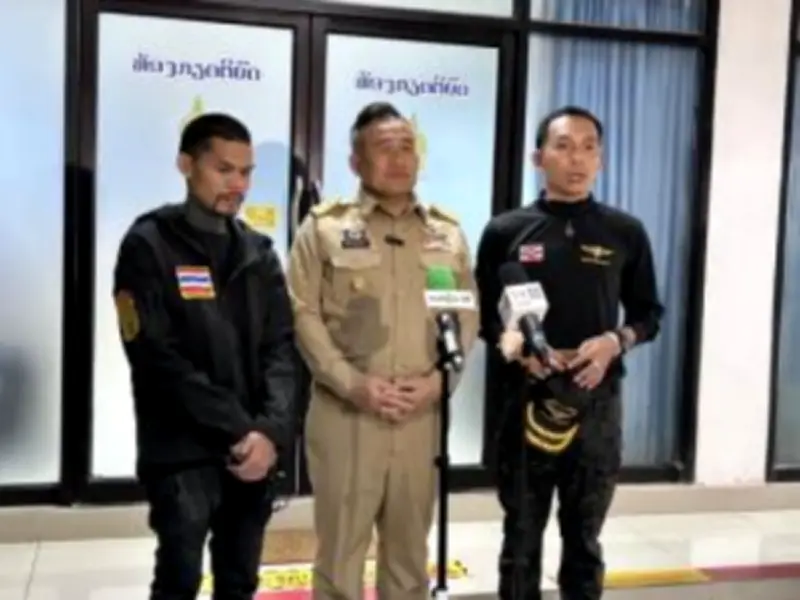 หนุ่มลำปางเสียหลักรถเก๋งชนต้นไม้ดับคาที่ ถ.พหลโยธิน