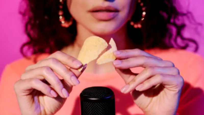 เจาะลึกทำไมเสียง ASMR กินและทำอาหารช่วยฮีลใจคน Burnout ได้ดีกว่าเพลงบำบัด