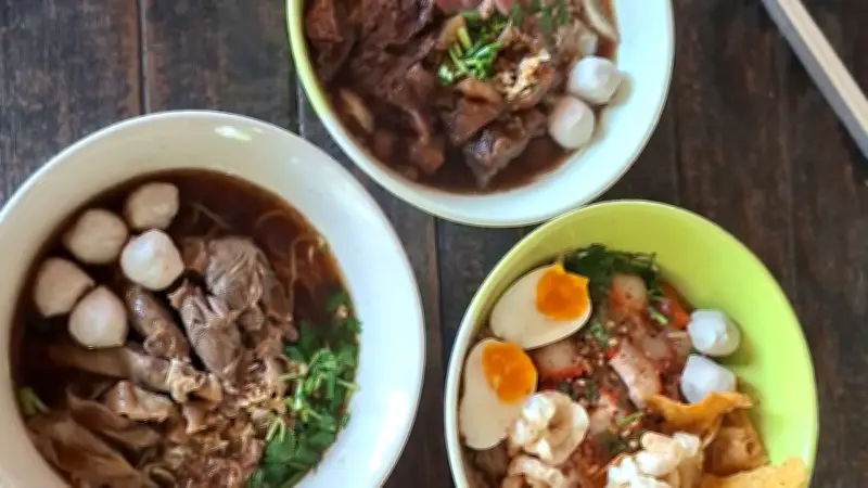 ชี้เป้าก๋วยเตี๋ยวโบราณป้าชโลม อุตรดิตถ์ ตำนานเตาถ่าน 45 ปี อร่อยไม่ต้องปรุง