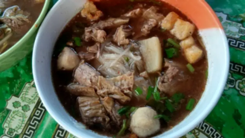 ก๋วยเตี๋ยวป้าเนตร สุรินทร์ หมูตุ๋นละลายในปาก ราคา 30 บาท อิ่มจุใจ