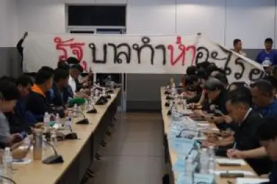 ชาวบ้านประจวบฯ แห่ตักน้ำศักดิ์สิทธิ์บ่อน้ำโบราณคืนวันเพ็ญ