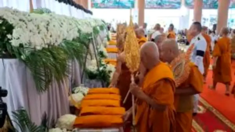 สลด! หนุ่มเมากร่างขับเก๋งแหกโค้งชนต้นไม้ดับคาที่กลางถนน